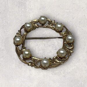 Vintage Brooch Faux‎ Pearl Circle Gold Tone Wreath MCM Filigree Round Pin